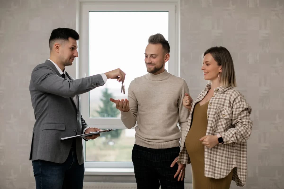 Agent immobilier GCI Le Pré accompagnant une vente